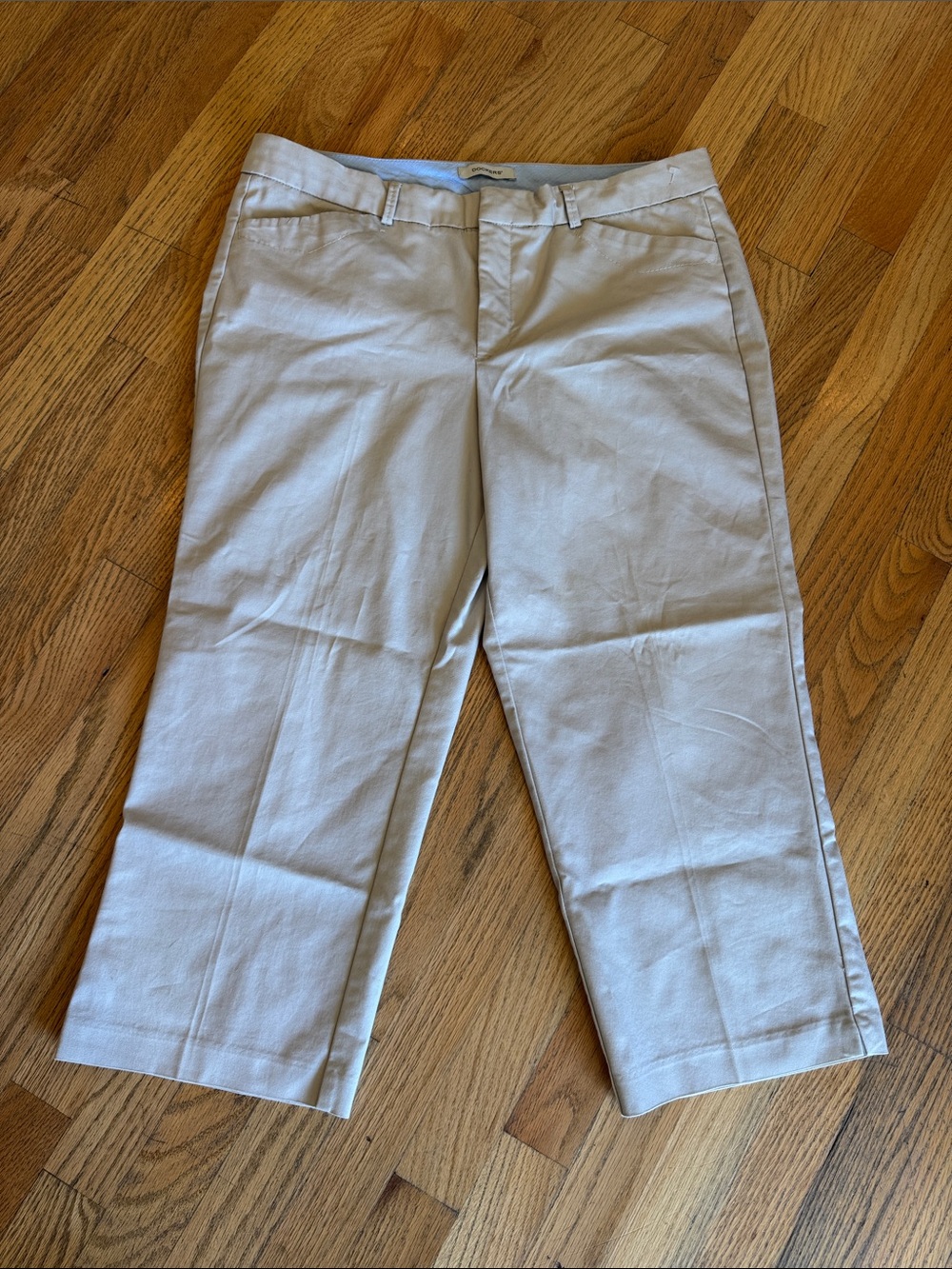 Dockers Women's Light Beige Cropped Capris